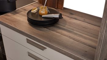 Einbauküche WERT KÜCHE® aus Holz in Beige WERT KÜCHE® Nora mit AEG Einbaugeräten Muschelweiß & Virginia Eiche – zweizeilig