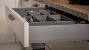 Einbauküche WERT KÜCHE® aus Holz in Beige WERT KÜCHE® Nora mit AEG Einbaugeräten Muschelweiß & Virginia Eiche – zweizeilig