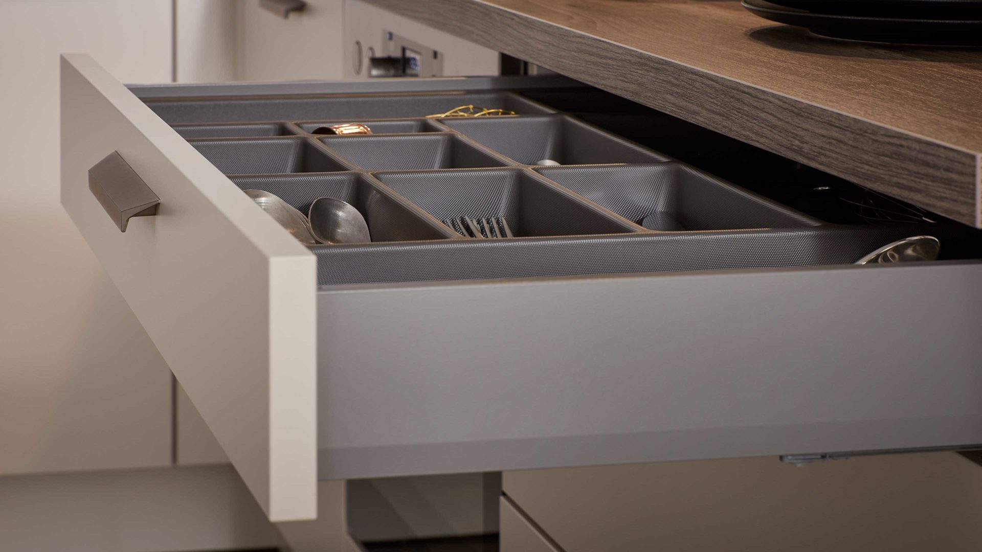 Einbauküche WERT KÜCHE® aus Holz in Beige WERT KÜCHE® Nora mit AEG Einbaugeräten Muschelweiß & Virginia Eiche – zweizeilig