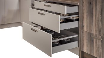 Einbauküche WERT KÜCHE® aus Holz in Beige WERT KÜCHE® Nora mit AEG Einbaugeräten Muschelweiß & Virginia Eiche – zweizeilig