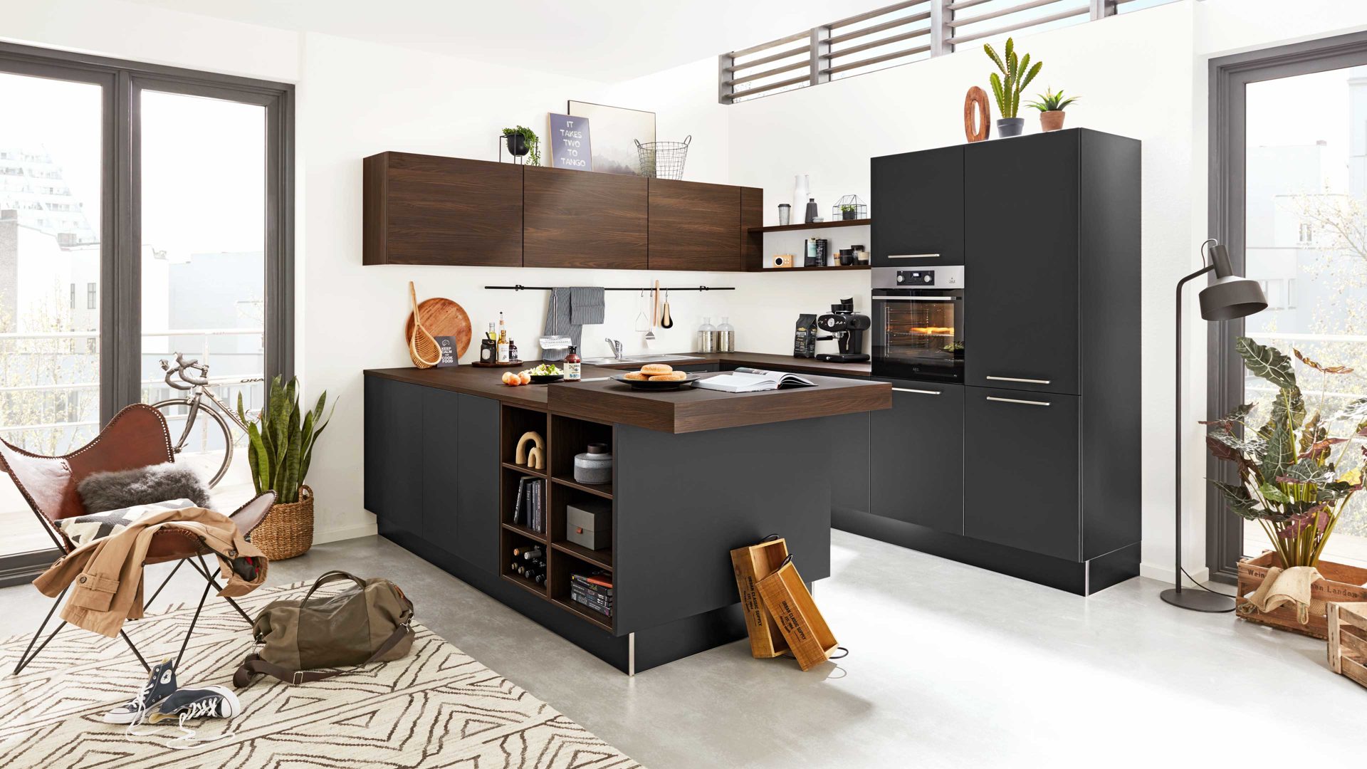 Einbauküche Interliving aus Holz in Schwarz Interliving Küche Serie 3039 mit AEG-Einbaugeräten Mattschwarz & Nussbaum Kuba – Stellfläche ca. 275 x 305 cm