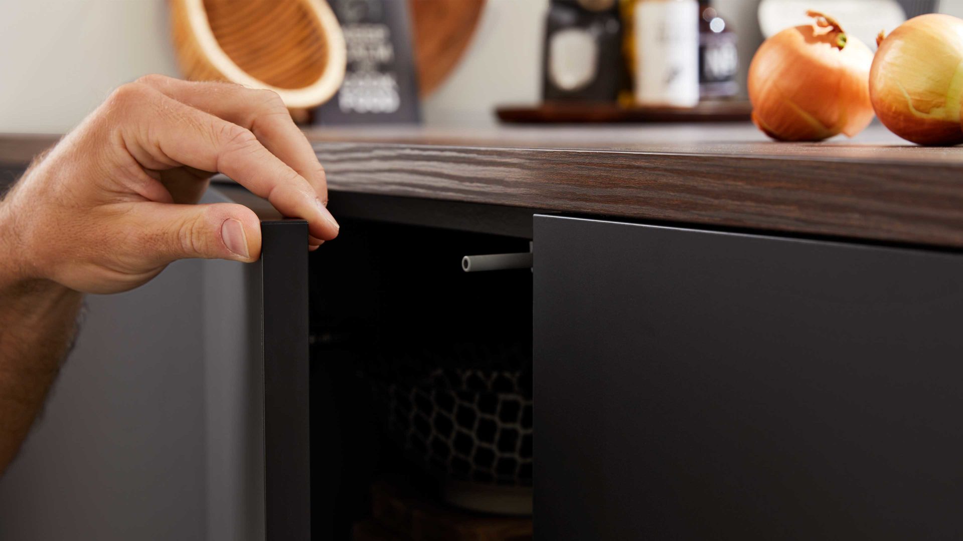 Einbauküche Interliving aus Holz in Schwarz Interliving Küche Serie 3039 mit AEG-Einbaugeräten Mattschwarz & Nussbaum Kuba – Stellfläche ca. 275 x 305 cm