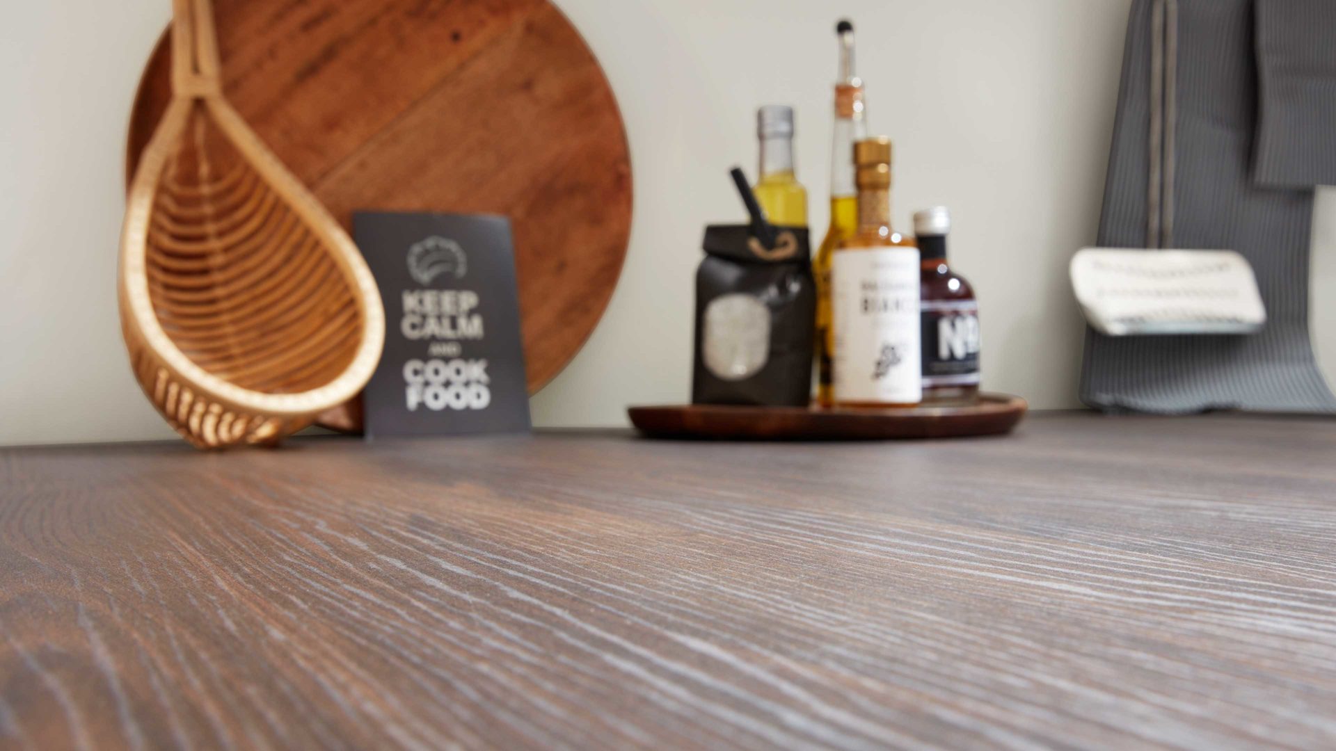 Einbauküche Interliving aus Holz in Schwarz Interliving Küche Serie 3031 mit AEG-Einbaugeräten Mattschwarz & Nussbaum Kuba – Stellfläche ca. 275 x 305 cm