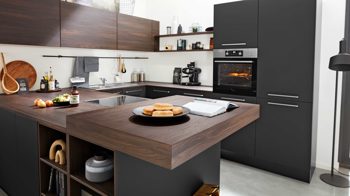 Einbauküche Interliving aus Holz in Schwarz Interliving Küche Serie 3031 mit AEG-Einbaugeräten Mattschwarz & Nussbaum Kuba – Stellfläche ca. 275 x 305 cm