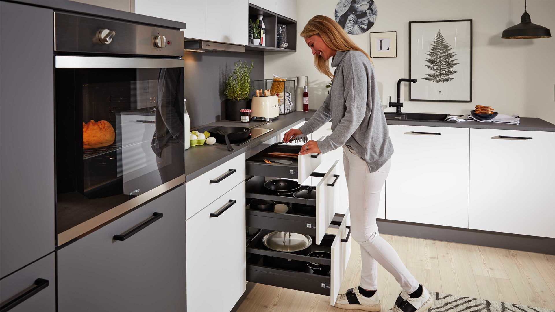 Einbauküche Interliving aus Holz in Weiß Interliving Küche Serie 3032 mit privileg Einbaugeräten Weiß & Quarzgrau - Stellfläche ca. 395 x 245 cm