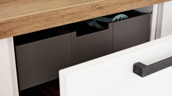 Einbauküche Interliving aus Holz in Weiß Interliving Küche Serie 3029 mit AEG-Einbaugeräten Mattweiß, Quarzgrau & Vulkaneiche - zweizeilig