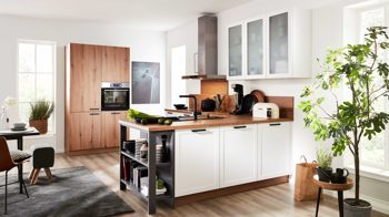 Einbauküche Interliving aus Holz in Weiß Interliving Küche Serie 3029 mit AEG-Einbaugeräten Mattweiß, Quarzgrau & Vulkaneiche - zweizeilig