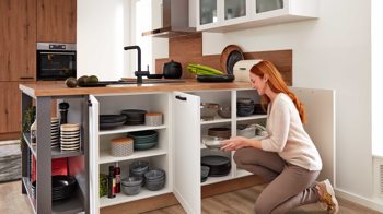 Einbauküche Interliving aus Holz in Weiß Interliving Küche Serie 3029 mit AEG-Einbaugeräten Mattweiß, Quarzgrau & Vulkaneiche - zweizeilig