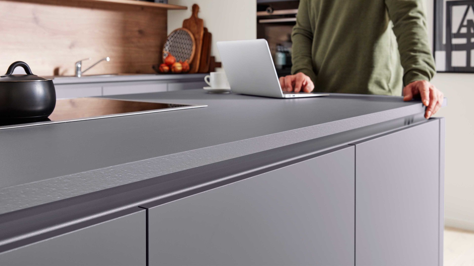 Einbauküche Interliving aus Holz in Grau Interliving Küche Serie 3098 mit SIEMENS Einbaugeräten Quarzgrau & Steineiche - dreizeilig