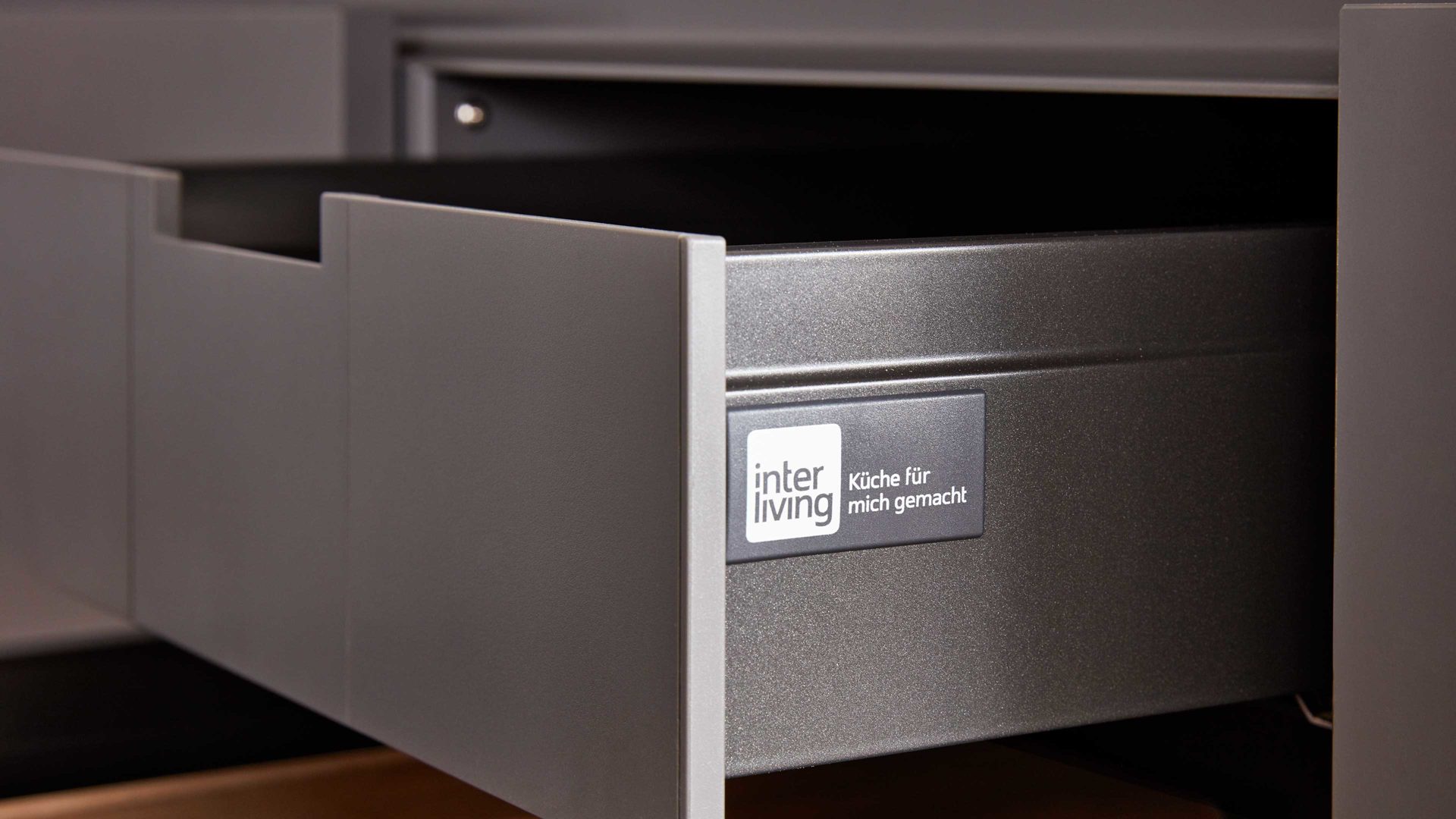 Einbauküche Interliving aus Holz in Grau Interliving Küche Serie 3030 mit SIEMENS Einbaugeräten Quarzgrau & Steineiche - dreizeilig