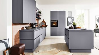 Einbauküche Interliving aus Holz in Grau Interliving Küche Serie 3030 mit SIEMENS Einbaugeräten Quarzgrau & Steineiche - dreizeilig