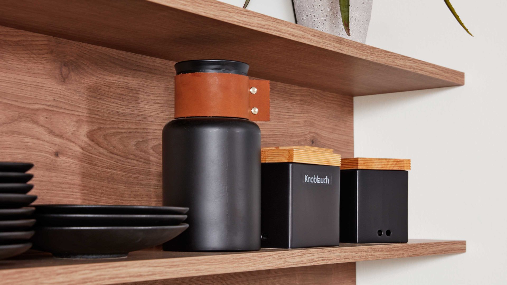 Einbauküche Interliving aus Holz in Grau Interliving Küche Serie 3030 mit SIEMENS Einbaugeräten Quarzgrau & Steineiche - dreizeilig