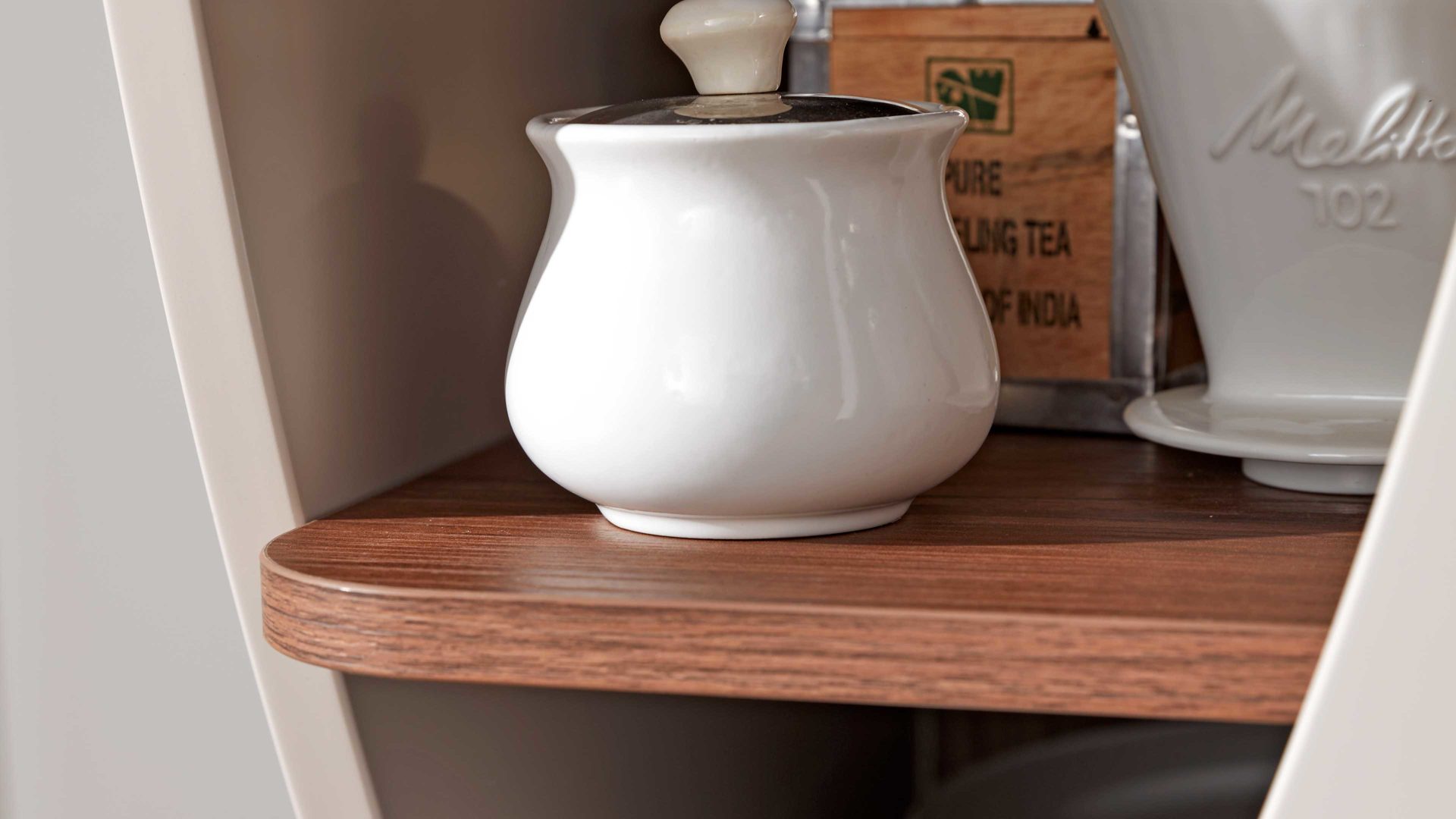 Einbauküche Interliving aus Holz in Beige Interliving Küche Serie 3005 mit privileg Einbaugeräten Sahara & Nussbaum – Stellfläche ca. 242 x 335 cm