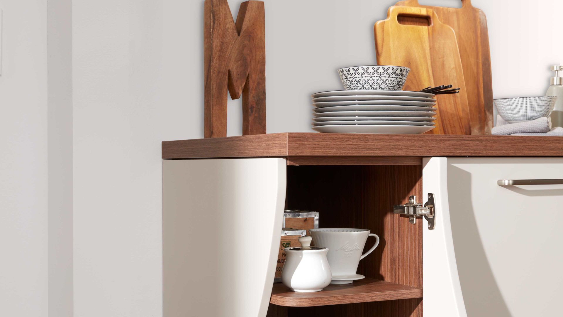 Einbauküche Interliving aus Holz in Beige Interliving Küche Serie 3005 mit privileg Einbaugeräten Sahara & Nussbaum – Stellfläche ca. 242 x 335 cm