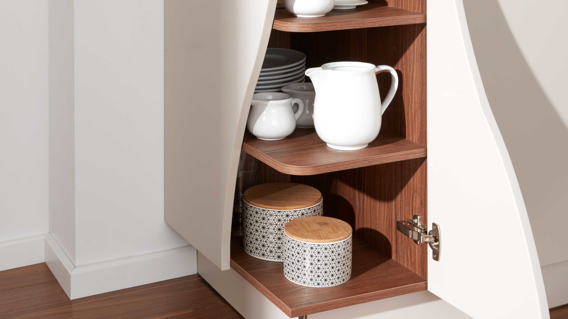 Einbauküche Interliving aus Holz in Beige Interliving Küche Serie 3005 mit privileg Einbaugeräten Sahara & Nussbaum – Stellfläche ca. 242 x 335 cm