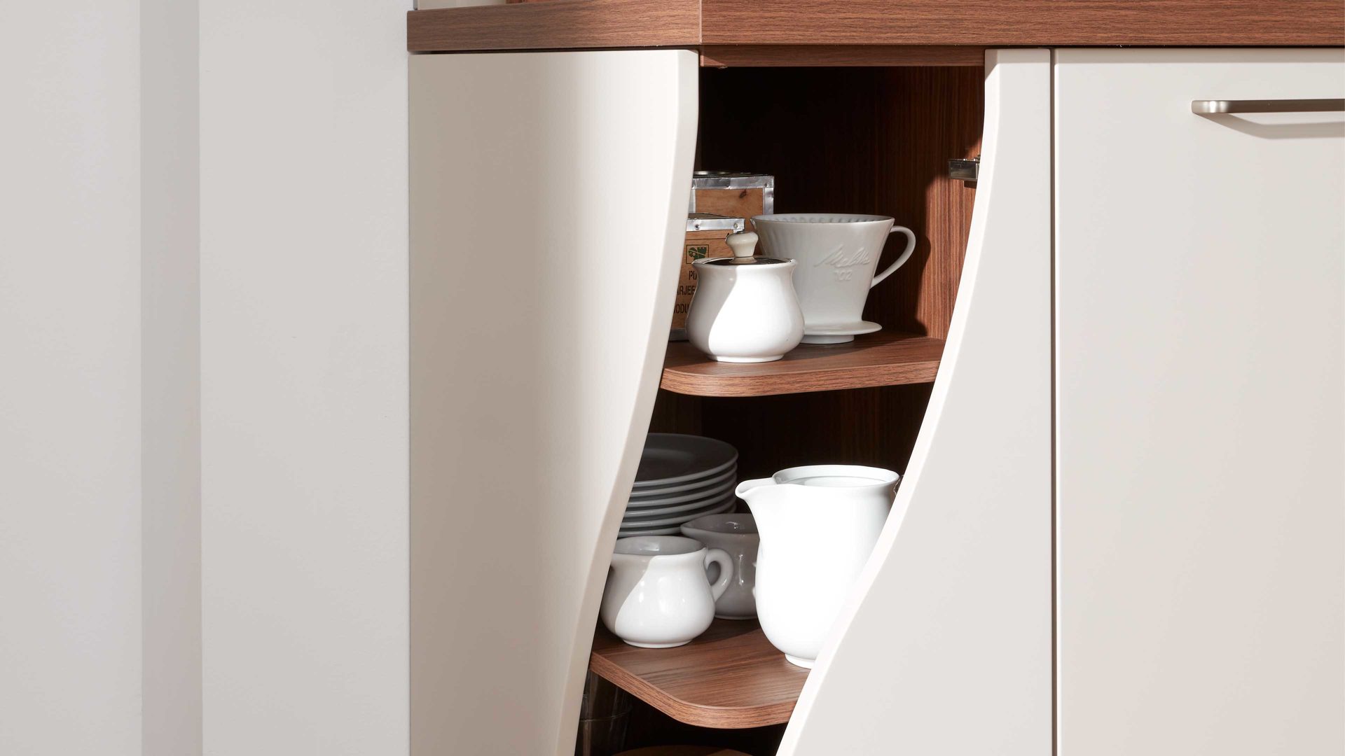 Einbauküche Interliving aus Holz in Beige Interliving Küche Serie 3005 mit privileg Einbaugeräten Sahara & Nussbaum – Stellfläche ca. 242 x 335 cm