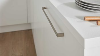 Einbauküche Interliving aus Holz in Weiß Interliving Küche Serie 3010 mit privileg Einbaugeräten Weiß & Avocado – vierzeilig