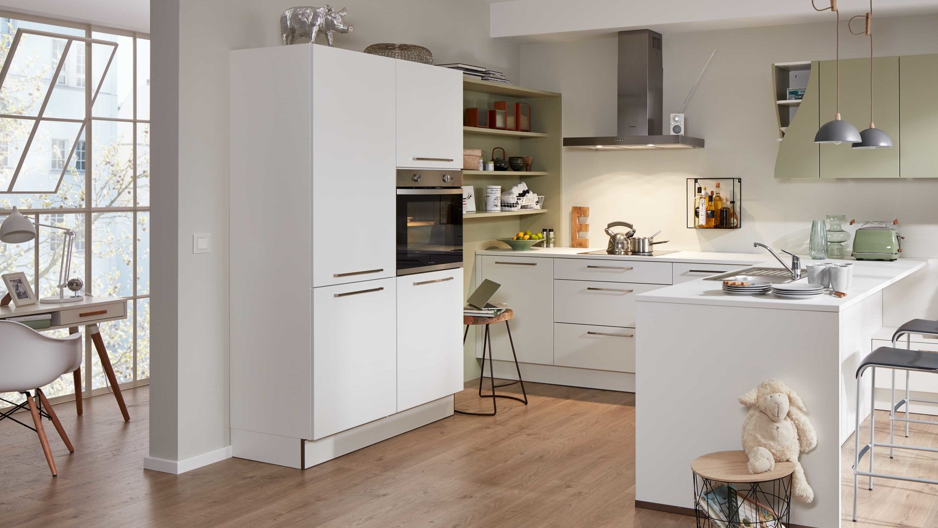 Einbauküche Interliving aus Holz in Weiß Interliving Küche Serie 3010 mit privileg Einbaugeräten Weiß & Avocado – vierzeilig