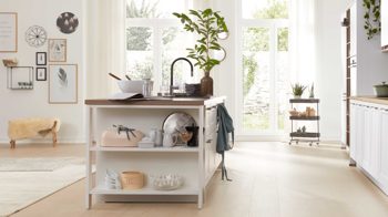 Einbauküche Interliving aus Holz in Weiß Interliving Küche Serie 3002 mit SIEMENS Einbaugeräten Weiß & Steineiche - zweizeilig