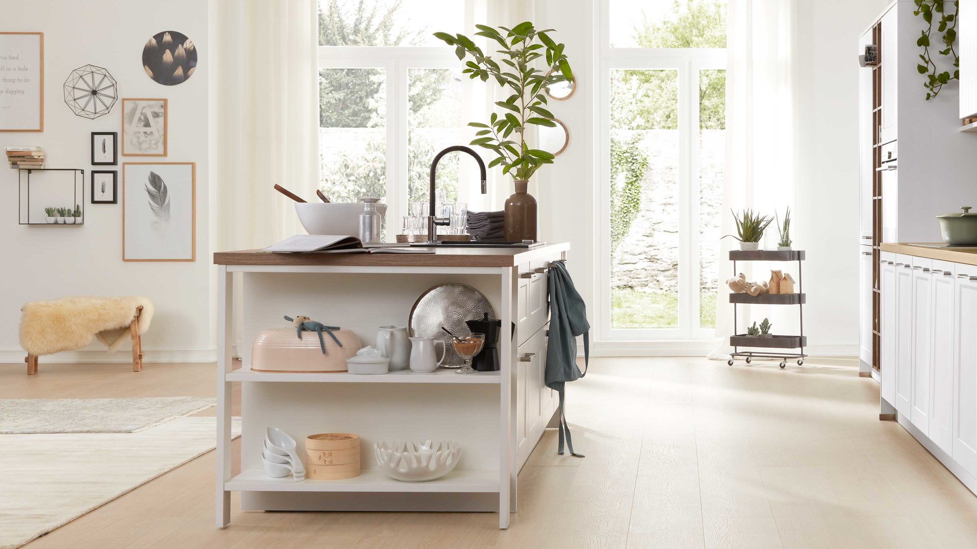 Einbauküche Interliving aus Holz in Weiß Interliving Küche Serie 3002 mit SIEMENS Einbaugeräten Weiß & Steineiche - zweizeilig