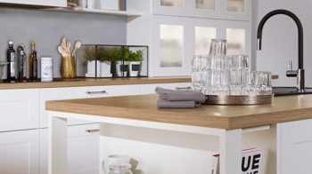 Einbauküche Interliving aus Holz in Weiß Interliving Küche Serie 3002 mit SIEMENS Einbaugeräten Weiß & Steineiche - zweizeilig