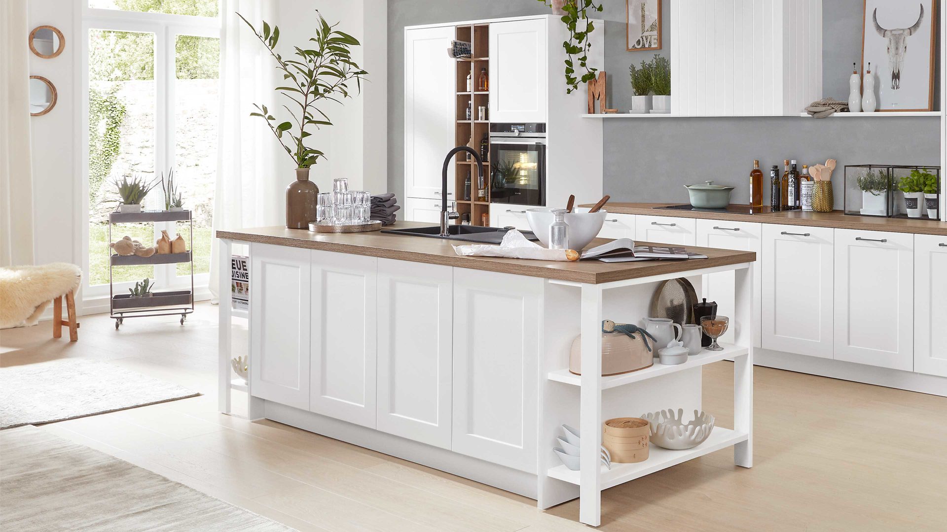 Einbauküche Interliving aus Holz in Weiß Interliving Küche Serie 3002 mit SIEMENS Einbaugeräten Weiß & Steineiche - zweizeilig