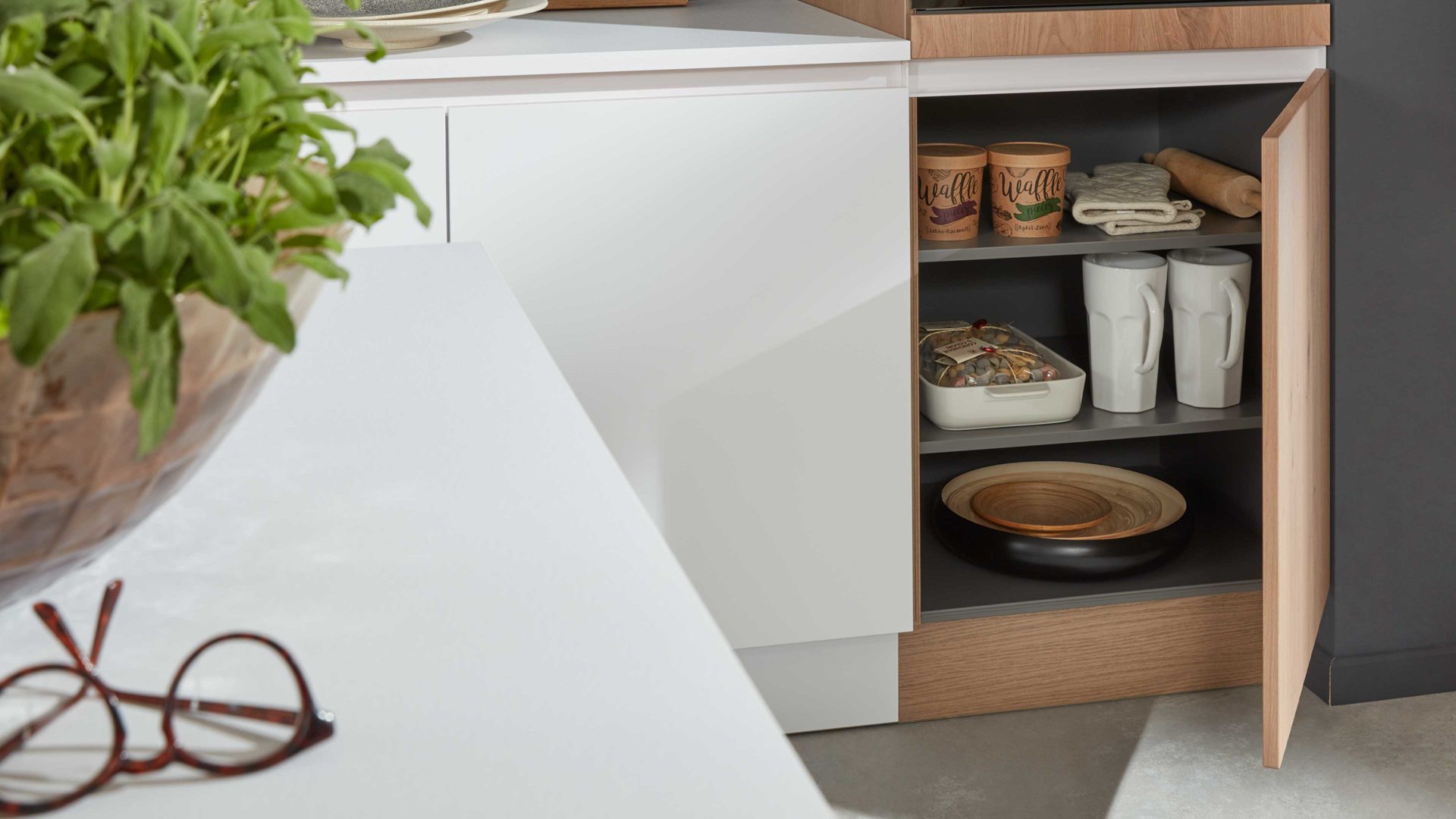 Einbauküche Interliving aus Holz in Weiß Interliving Küche Serie 3013 mit AEG Einbaugeräten Arcticweiß & Eiche Pinot – zweizeilig