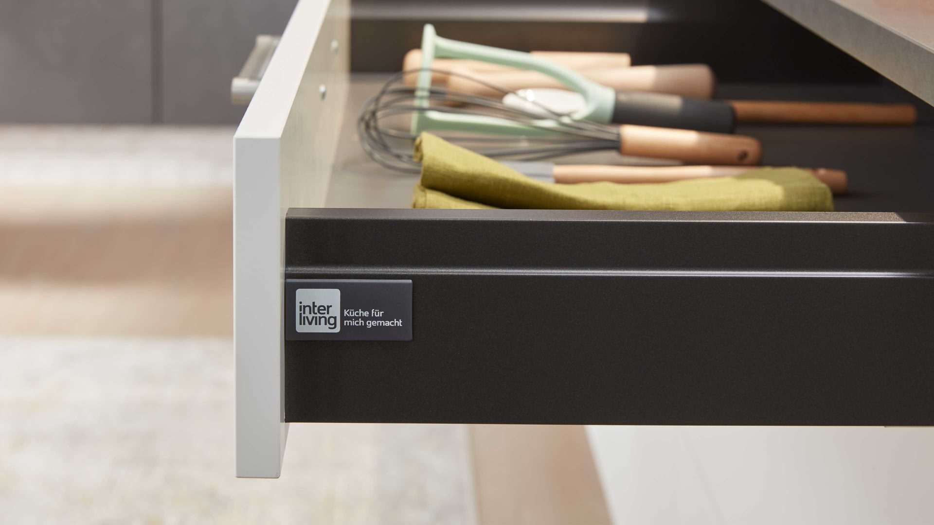 Einbauküche Interliving aus Holz in Grau Interliving Küche Serie 3019 mit AEG Einbaugeräten Weiß & Stahlgrau – zweizeilig