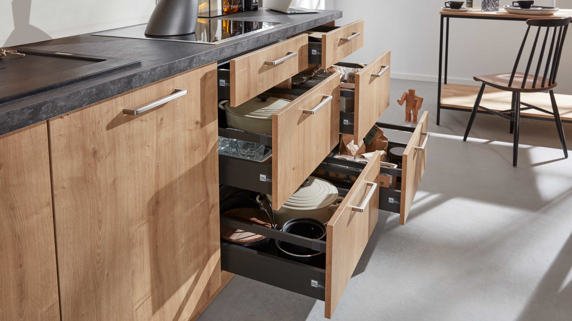 Einbauküche Interliving aus Holz in Weiß Interliving Küche Serie 3014 mit AEG Einbaugeräten Magnolie & Chaleteiche – zweizeilig