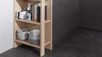 Einbauküche Interliving aus Holz in Holzfarben Interliving Küche Serie 3008 mit AEG Einbaugeräten Stahlgrau & Asteiche – zweizeilig