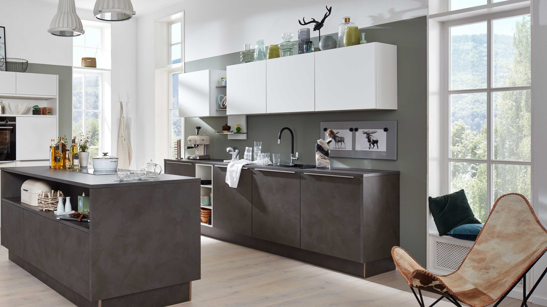 Einbauküche Interliving aus Holz in Grau Interliving Küche Serie 3011 mit SIEMENS Einbaugeräten Zement Anthrazit & Weiß – dreizeilig