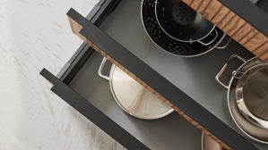 Einbauküche Interliving aus Holz in Schwarz Interliving Küche Serie 3076 mit Miele-Einbaugeräten Mattschwarz & Stripe Wood Choco - dreizeilig