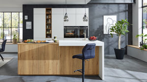 Einbauküche Interliving aus Holz in Weiß Interliving Küche Serie 3084 mit SIEMENS-Einbaugeräten Mattweiß & Eiche Ventura - zweizeilig