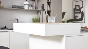 Einbauküche Interliving aus Holz in Weiß Interliving Küche Serie 3079 mit AEG Einbaugeräten Weiß & Lava - dreizeilig