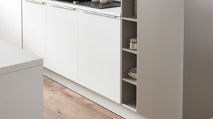 Einbauküche Interliving aus Holz in Weiß Interliving Küche Serie 3079 mit AEG Einbaugeräten Weiß & Lava - dreizeilig