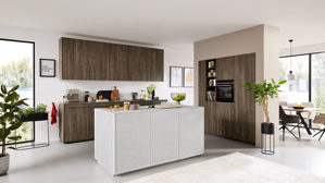 Einbauküche Interliving aus Holz in Holzfarben Interliving Küche Serie 3078 mit SIEMENS Einbaugeräten graphitsilberne Eiche & weißer Beton - dreizeilig