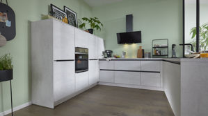 Einbauküche Interliving aus Holz in Weiß Interliving Küche Serie 3080 mit privileg Einbaugeräten weißer Beton - Stellfläche ca. 247 x 308 cm