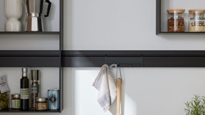 Einbauküche Interliving aus Holz in Weiß Interliving Küche Serie 3082 mit SIEMENS Einbaugeräten Mattweiß & Stripe Wood Crema - Stellfläche ca. 248 x 463 cm