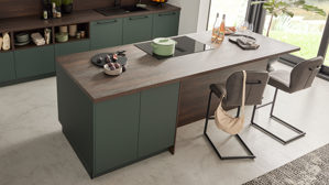 Einbauküche Interliving aus Holz in Dunkelgrün Interliving Küche Serie 3083 mit AEG Einbaugeräten Black Green & Nussbaum Kuba  - dreizeilig