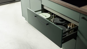 Einbauküche Interliving aus Holz in Dunkelgrün Interliving Küche Serie 3083 mit AEG Einbaugeräten Black Green & Nussbaum Kuba  - dreizeilig