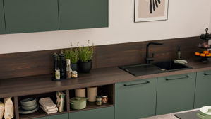 Einbauküche Interliving aus Holz in Dunkelgrün Interliving Küche Serie 3083 mit AEG Einbaugeräten Black Green & Nussbaum Kuba  - dreizeilig