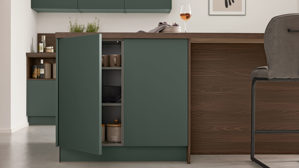 Einbauküche Interliving aus Holz in Dunkelgrün Interliving Küche Serie 3083 mit AEG Einbaugeräten Black Green & Nussbaum Kuba  - dreizeilig