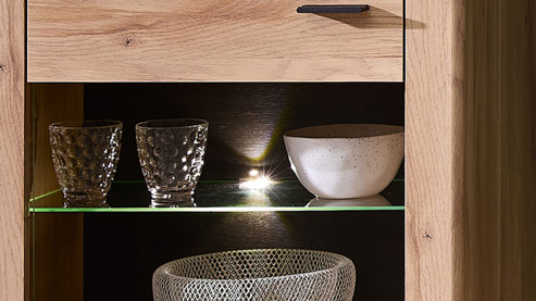 Vitrine Innostyle aus Holz in Holzfarben Wohnzimmer Serie Tina - Vitrine mit Beleuchtung Mauvella Eiche & Carbon - ca. 60 x 204 cm