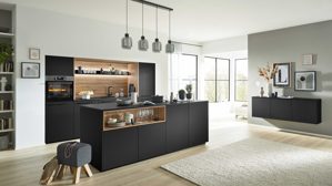 Einbauküche Interliving aus Holz in Schwarz Interliving Küche Serie 3055 mit AEG Einbaugeräten Mattschwarz & Vulkaneiche  - dreizeilig