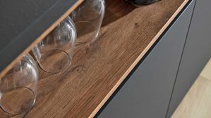 Einbauküche Interliving aus Holz in Schwarz Interliving Küche Serie 3103 mit AEG Einbaugeräten Mattschwarz & Vulkaneiche  - dreizeilig