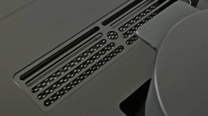 Einbauküche Interliving aus Holz in Schwarz Interliving Küche Serie 3055 mit AEG Einbaugeräten Mattschwarz & Vulkaneiche  - dreizeilig