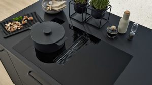 Einbauküche Interliving aus Holz in Schwarz Interliving Küche Serie 3055 mit AEG Einbaugeräten Mattschwarz & Vulkaneiche  - dreizeilig