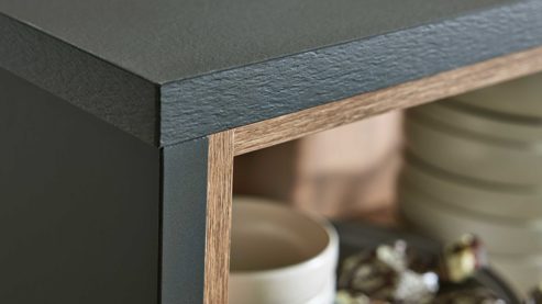 Einbauküche Interliving aus Holz in Schwarz Interliving Küche Serie 3103 mit AEG Einbaugeräten Mattschwarz & Vulkaneiche  - dreizeilig