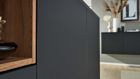 Einbauküche Interliving aus Holz in Schwarz Interliving Küche Serie 3055 mit AEG Einbaugeräten Mattschwarz & Vulkaneiche  - dreizeilig