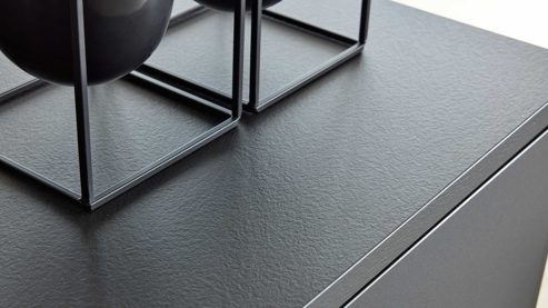 Einbauküche Interliving aus Holz in Schwarz Interliving Küche Serie 3103 mit AEG Einbaugeräten Mattschwarz & Vulkaneiche  - dreizeilig